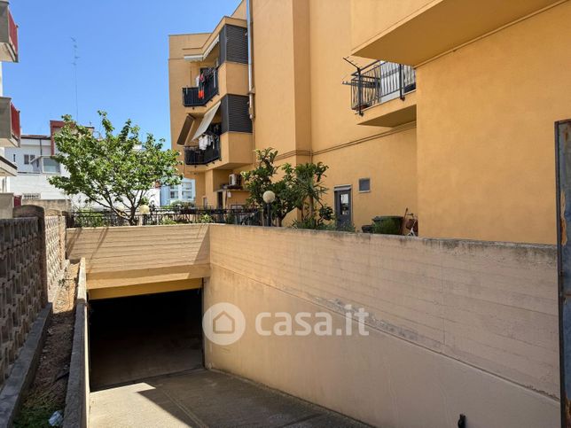 Box/posto auto in residenziale in Via San Corrado 10