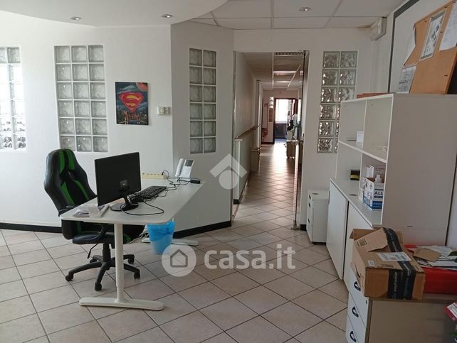Ufficio in commerciale in Via Imperia