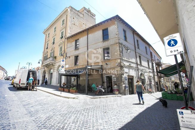 Attivitã /licenza (con o senza mura) in commerciale in Piazza Giacomo Matteotti 15