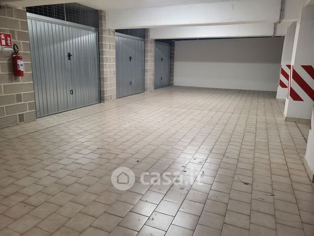 Garage/posto auto in residenziale in Via Giappone