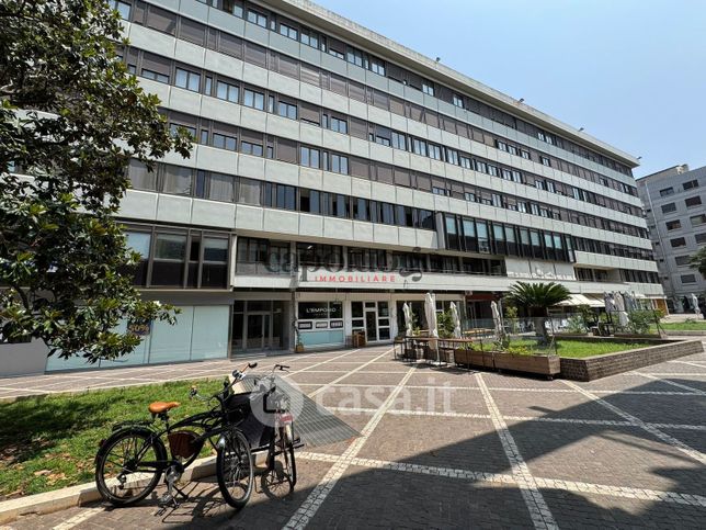 Ufficio in commerciale in Via M. Renato Imbriani 36