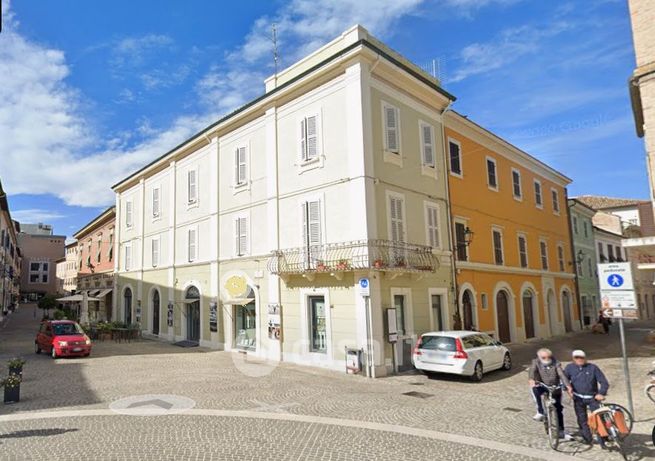 Negozio/locale commerciale in commerciale in Via Cesare Battisti