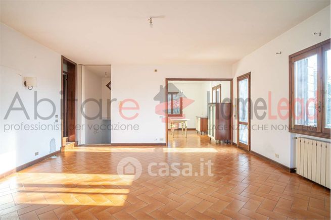 Casa bi/trifamiliare in residenziale in Viale Trieste 120