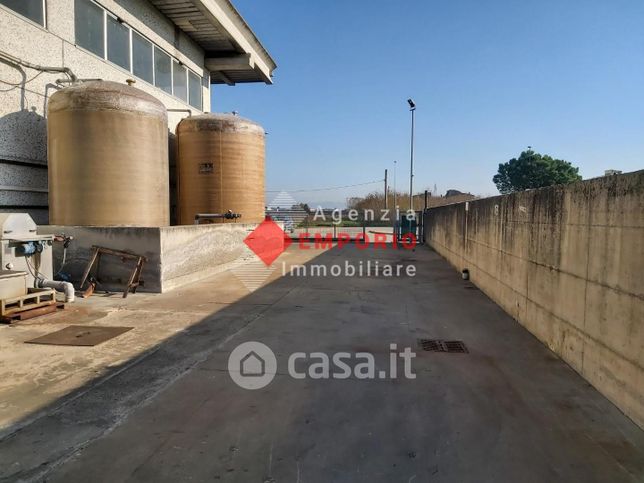 Capannone in commerciale in Via dell'Abete