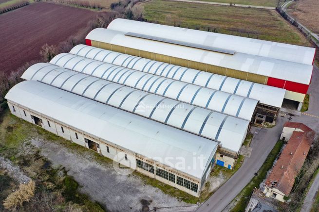 Capannone in commerciale in 