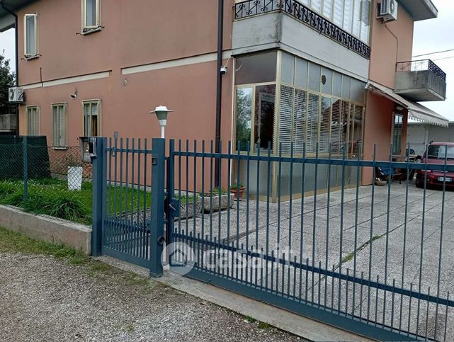 Casa bi/trifamiliare in residenziale in 