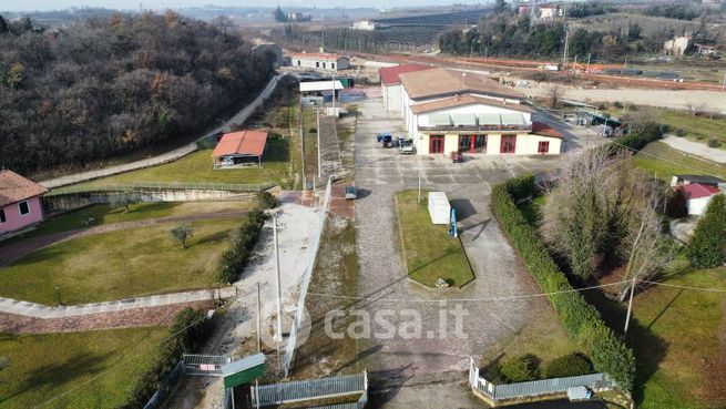 Capannone in commerciale in Via Campagnola 15