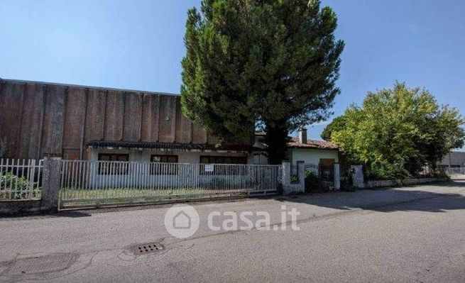 Capannone in commerciale in Via Medole 8