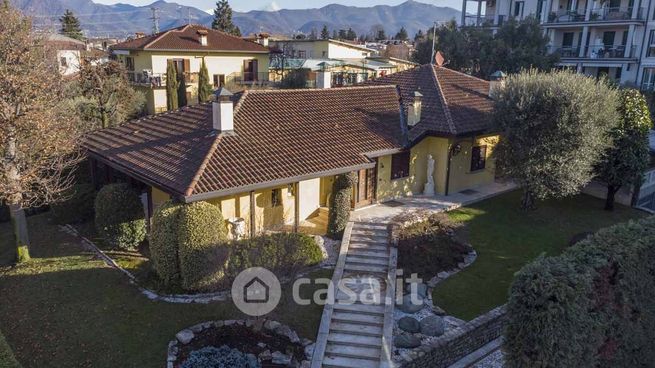 Villa in residenziale in Via Erbarola