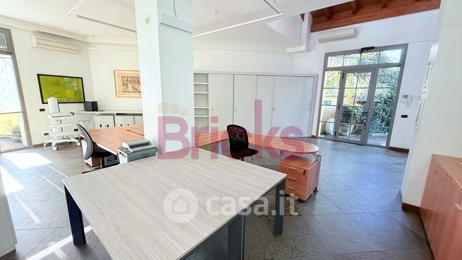 Ufficio in commerciale in Via Ampola 11