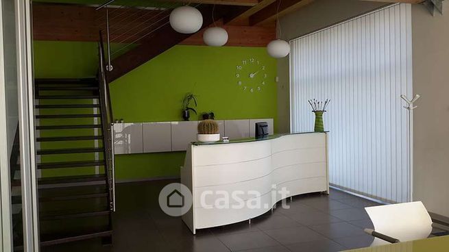 Ufficio in commerciale in 