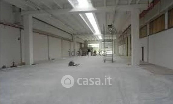 Capannone in commerciale in Via Cattaneo 10