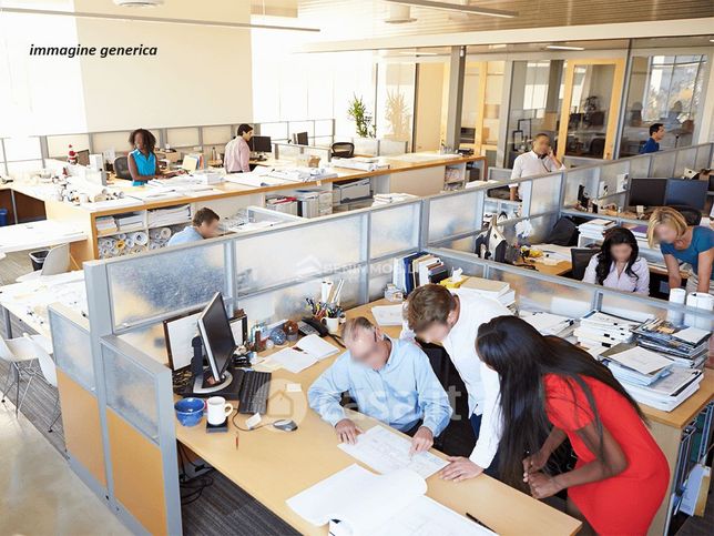 Ufficio in commerciale in 