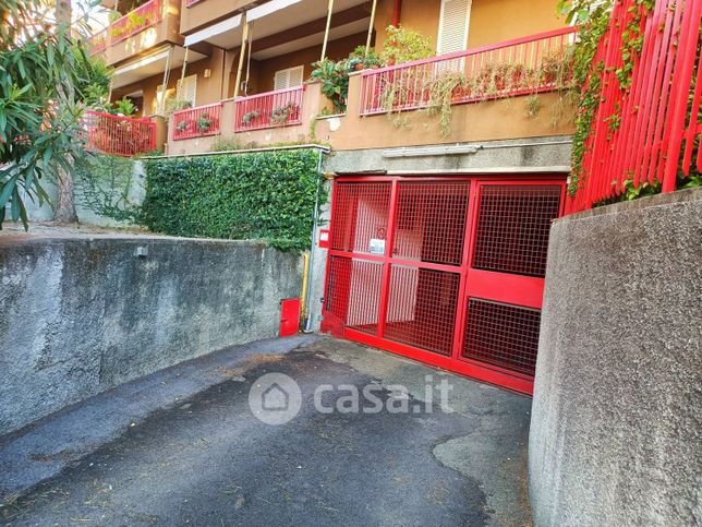 Garage/posto auto in residenziale in Via Maxio