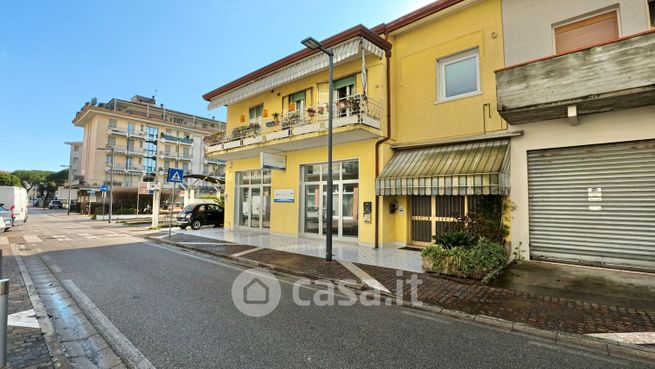 Negozio/locale commerciale in commerciale in Via Tritone