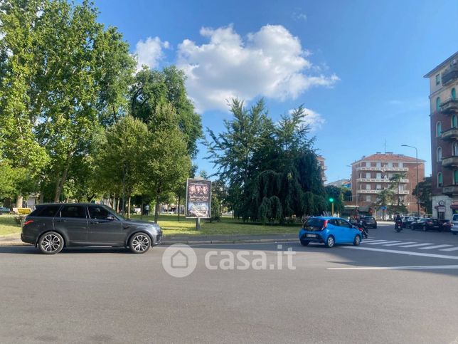 Attivitã /licenza (con o senza mura) in commerciale in Piazza Guglielmo Miani 2
