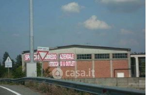 Capannone in commerciale in 
