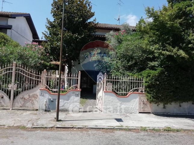Casa indipendente in residenziale in Viale Grecia 2