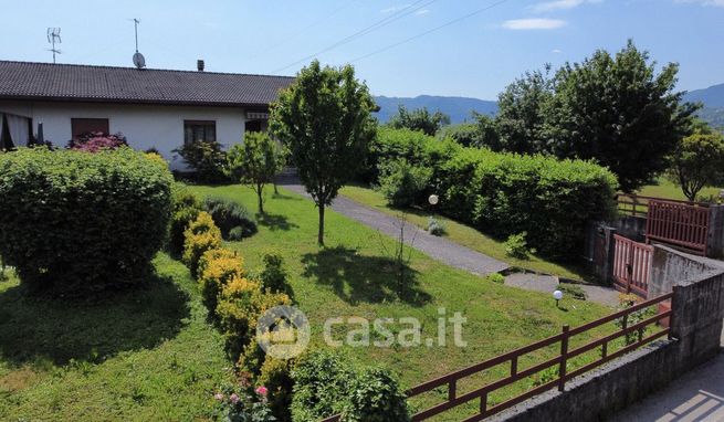 Casa bi/trifamiliare in residenziale in Via J. F. Kennedy