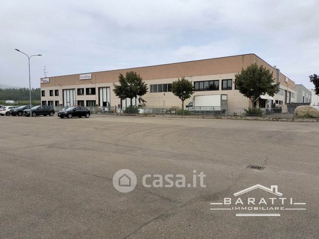 Capannone in commerciale in