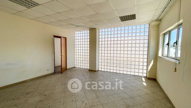 Ufficio in commerciale in Via C. Aroldi 44