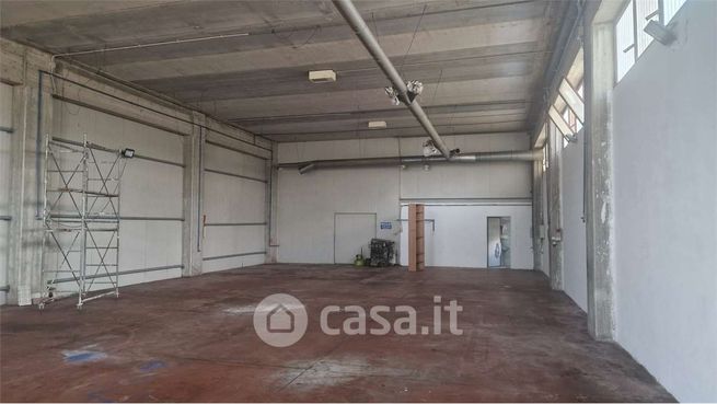 Capannone in commerciale in SP12 43