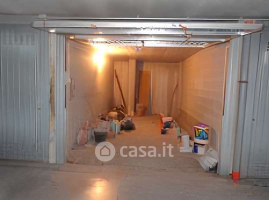 Box/posto auto in residenziale in Via Italia 5