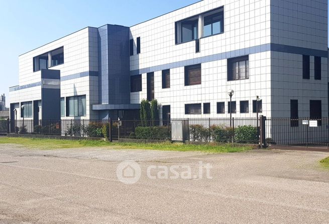 Capannone in commerciale in 