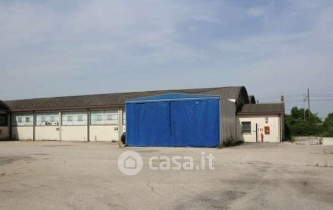 Capannone in commerciale in Via Fratelli Bandiera