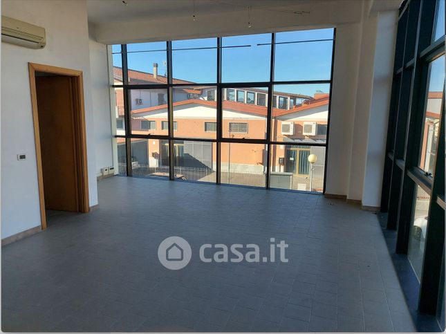 Ufficio in commerciale in 