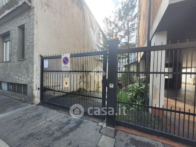 Box/posto auto in residenziale in Via San Bernardino 37