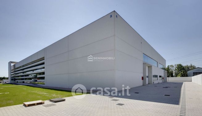 Capannone in commerciale in 