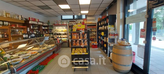 Attivitã /licenza (con o senza mura) in commerciale in Via Genova 3