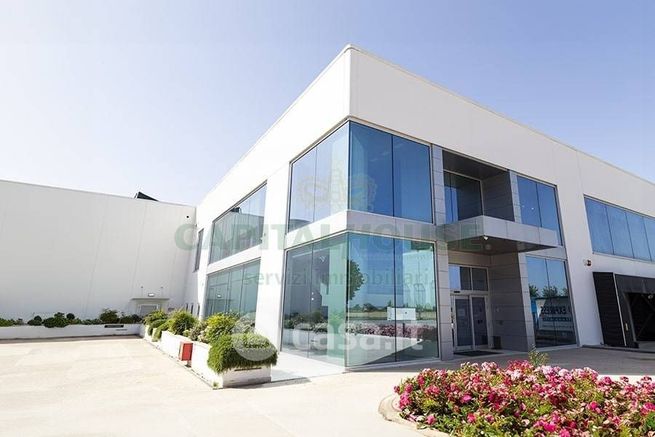 Capannone in commerciale in Via Nazionale 146