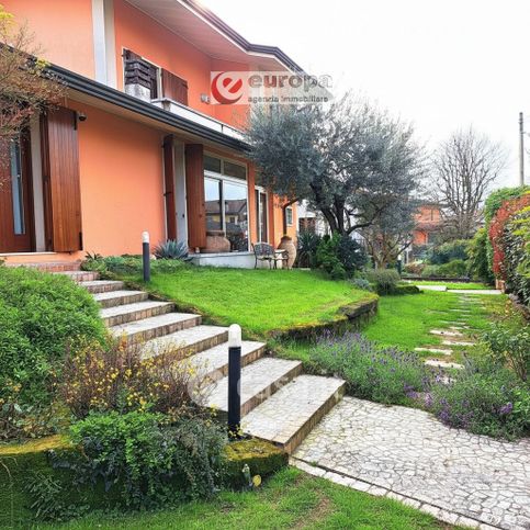 Villa in residenziale in Via Europa