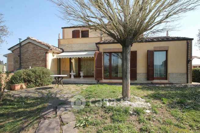 Casa indipendente in residenziale in 