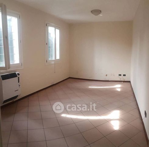 Ufficio in commerciale in Via San Pellegrino 1