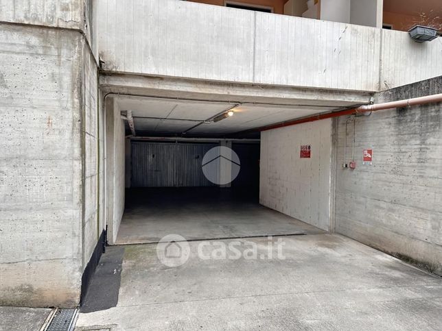 Box/posto auto in residenziale in Viale Spolverini 100