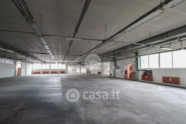 Capannone in commerciale in Viale Ortigara