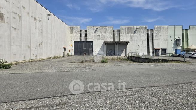 Capannone in commerciale in Via Giovanni Verga 30