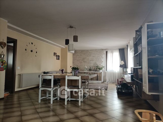 Casa bi/trifamiliare in residenziale in Via Cadore