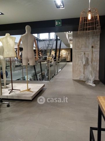 Capannone in commerciale in 