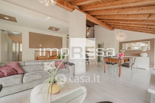 Casa indipendente in residenziale in 
