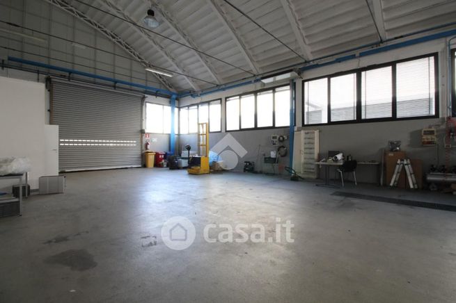 Capannone in commerciale in Via Falzarego