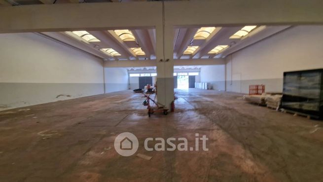 Capannone in commerciale in 