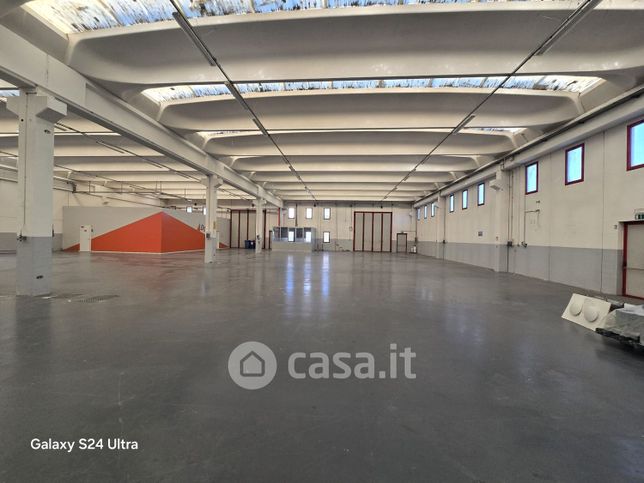 Capannone in commerciale in Via dell'Industria