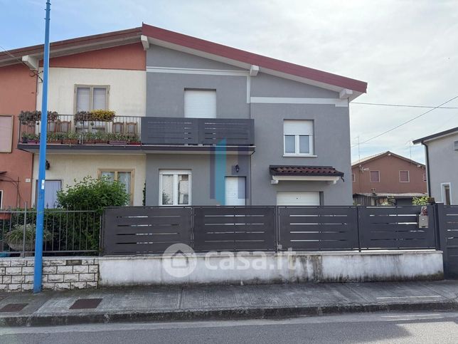 Casa bi/trifamiliare in residenziale in Vill. Buffalora Via Quinta 14