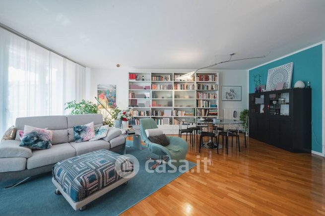 Casa bi/trifamiliare in residenziale in Via Federico Confalonieri