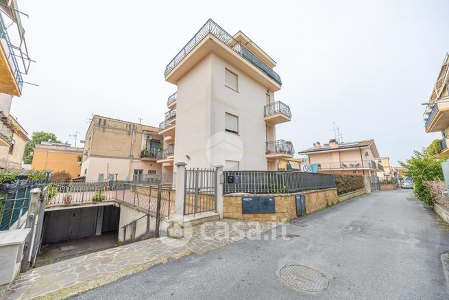 Box/posto auto in residenziale in Via Campania