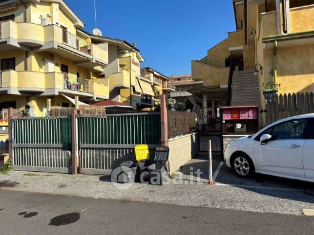 Garage/posto auto in residenziale in Via Adorno Bruschi 18